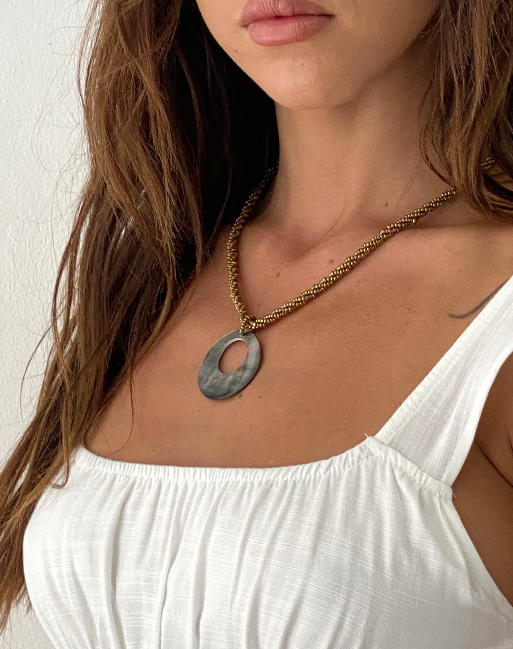Arma Necklace with Round Shell Pendant in Gold