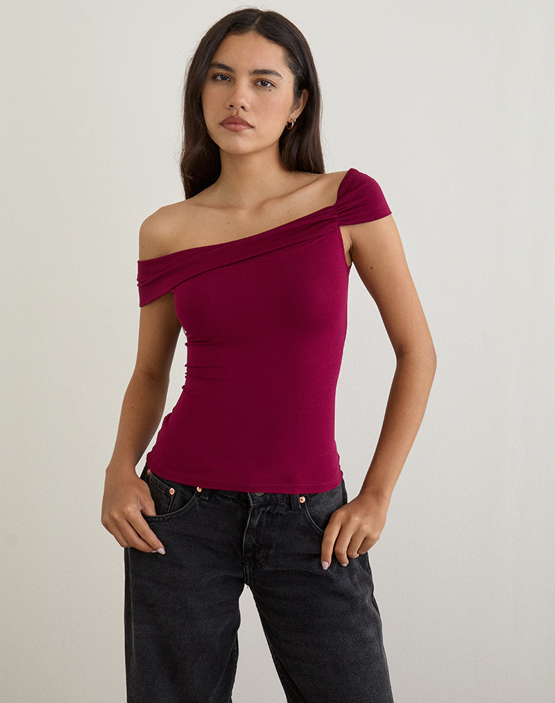 Cuthbe Off the Shoulder Twist Top in Burgundy