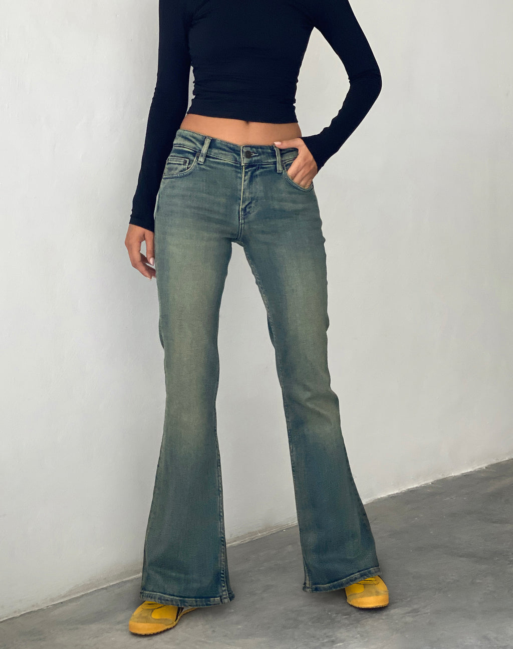 FLARE JEANS –