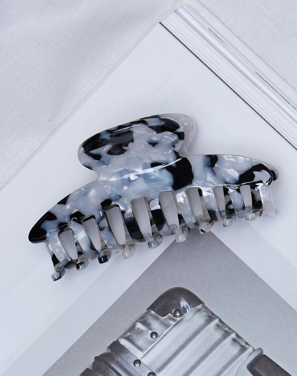 Chiye Hair Claw in Black and White