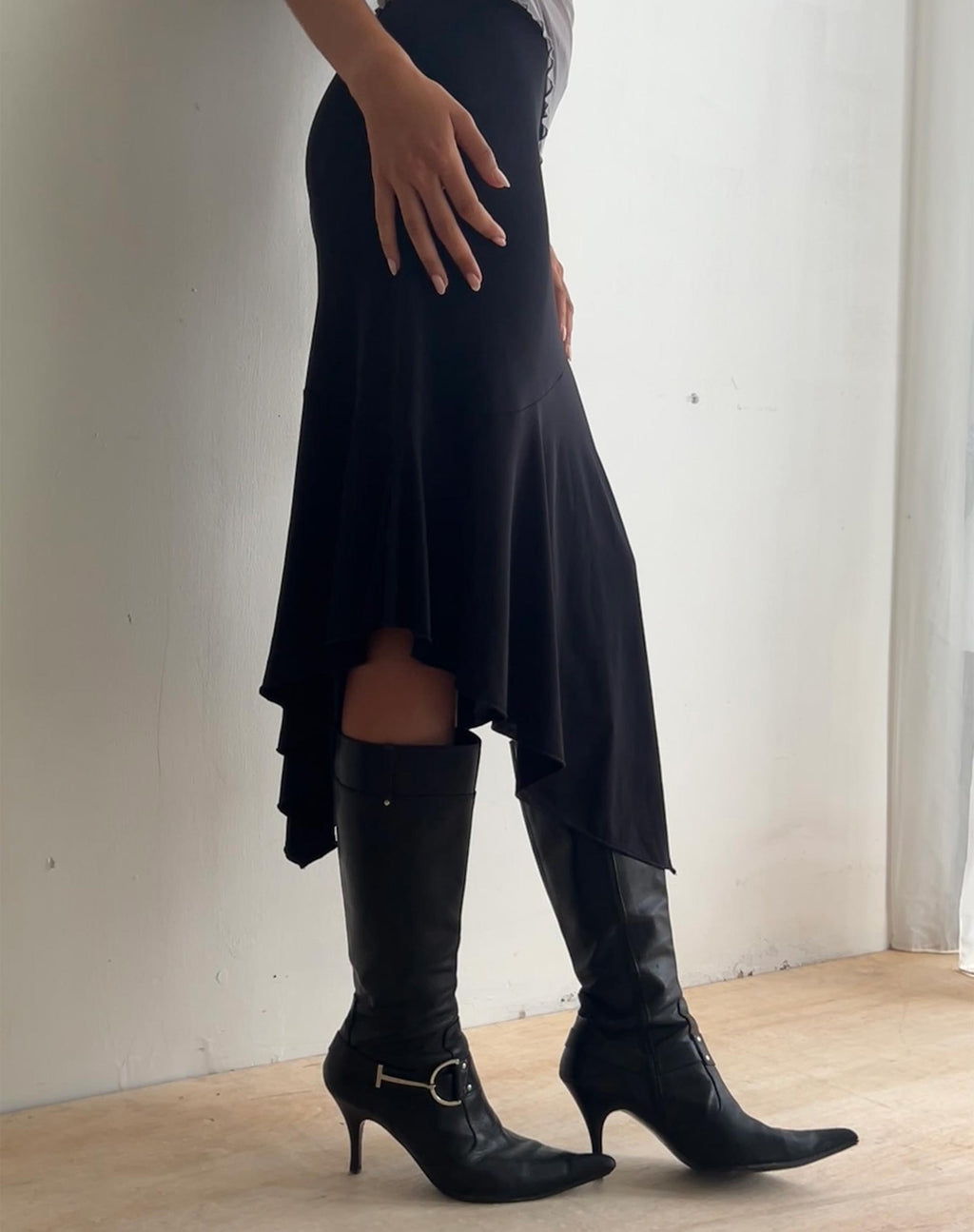 Cinta Low Rise Midi Skirt in Black