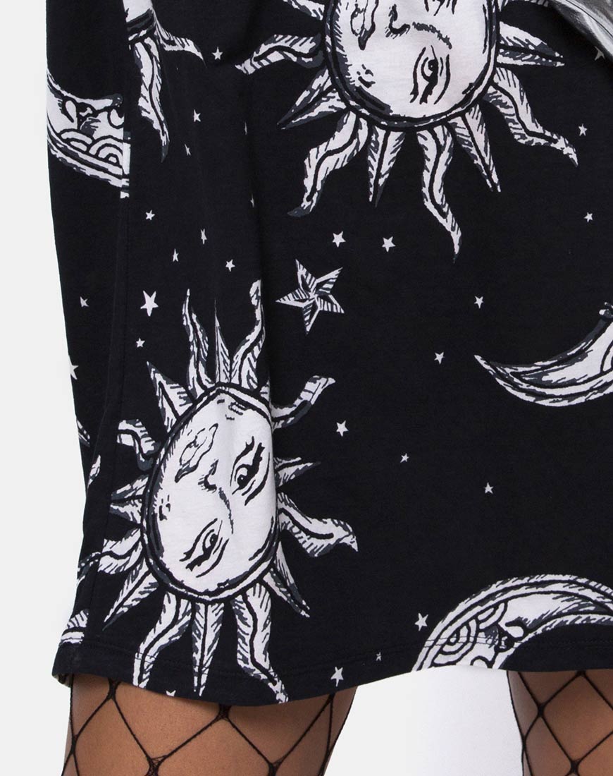 Image of Sunny Kiss Tee in Oversize Sun Moon and Stars